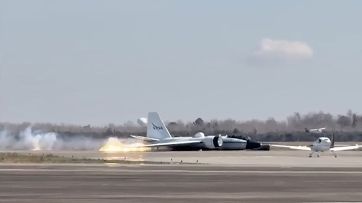 Plameny a kouř. Kamera zachytila nouzové přistání letounu NASA